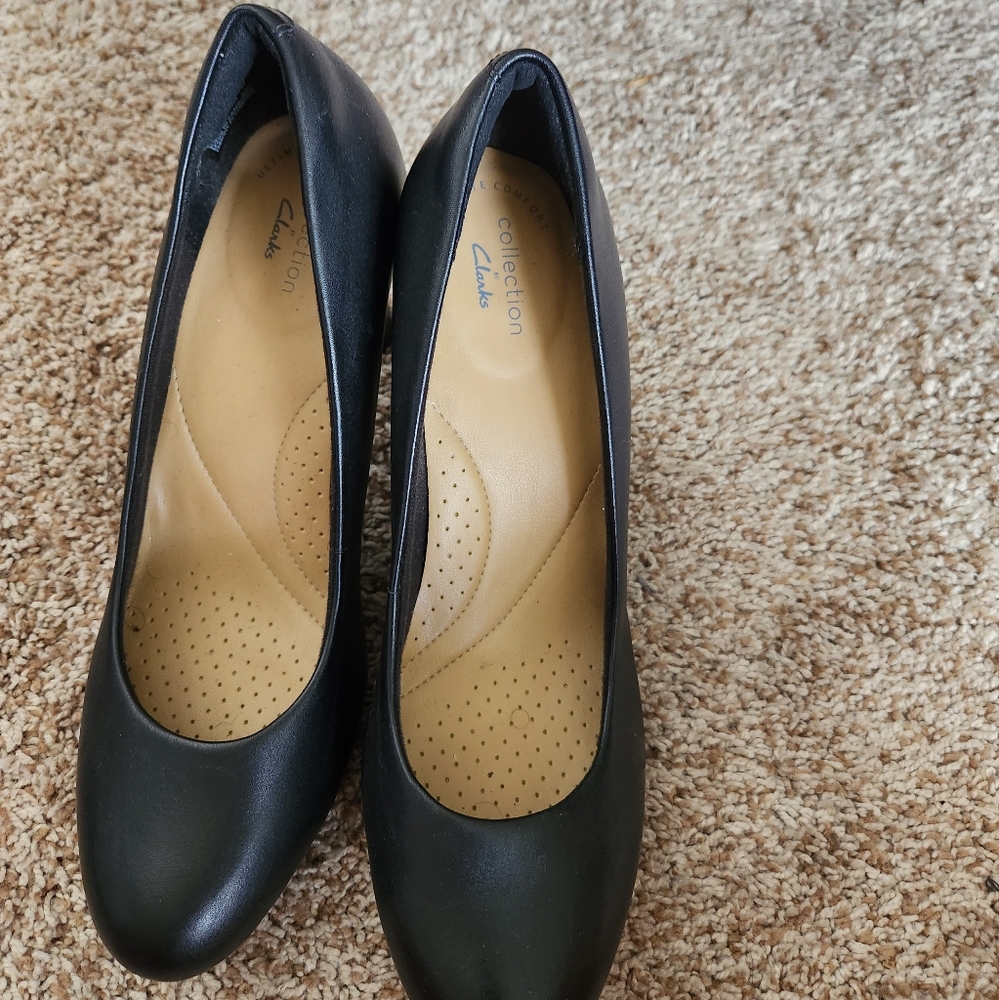 Clark's black pumps